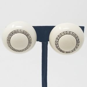 Vintage Trifari lucite round clip on earring